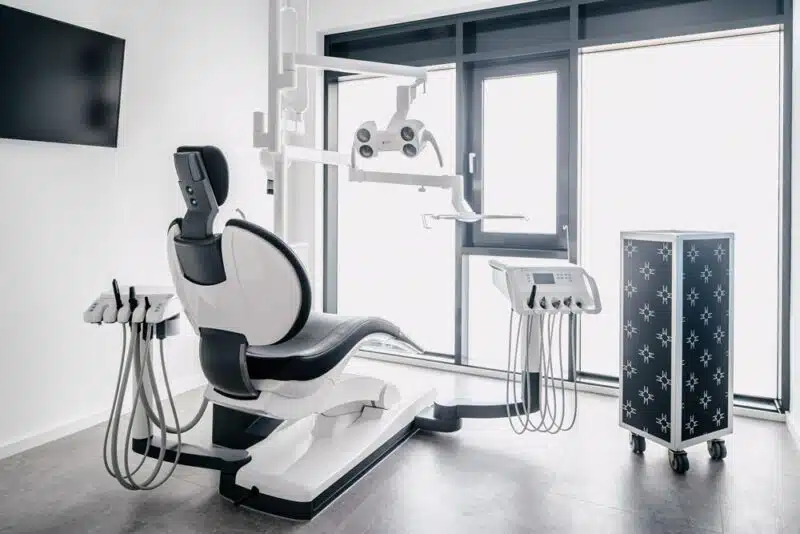 Modernes Behandlungszimmer für Implantologie