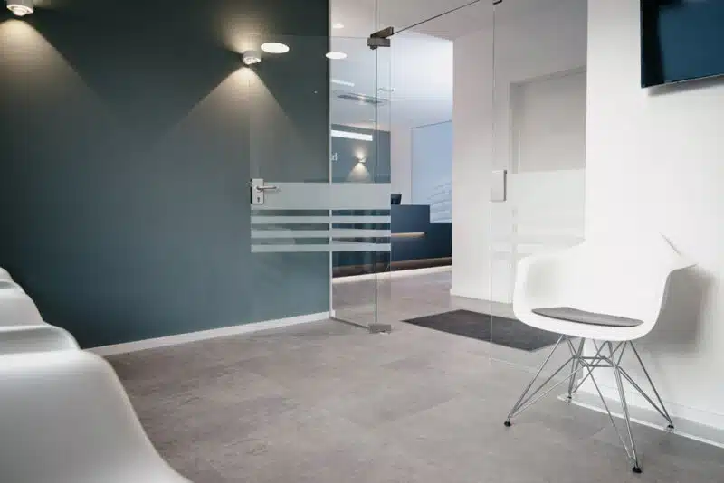 Helles Wartezimmer mit Designerstühlen