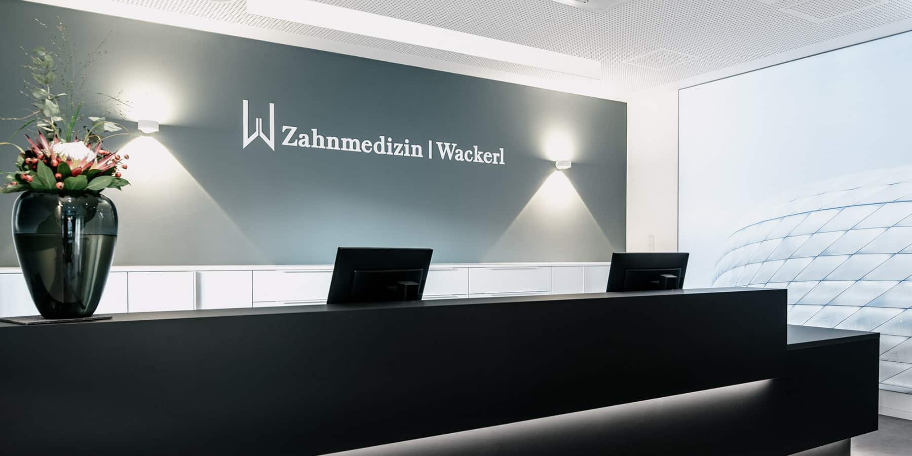 Moderner Empfangsbereich der Zahnmedizin Wackerl in Dachau