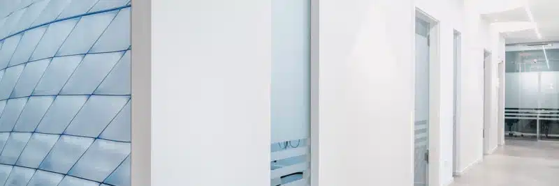 Flur der Praxis mit Glaswänden