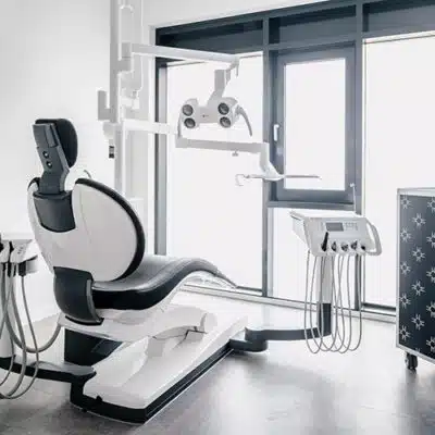 Behandlungszimmer mit moderner Ausstattung