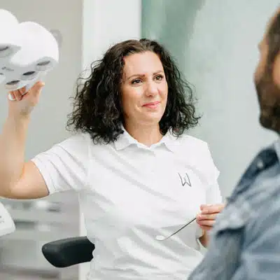 Behandlung einer Patientin am Stuhl